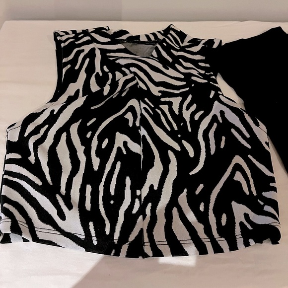 ZARA crop tops (2) black and white - Picture 2 of 6